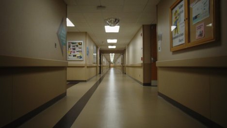 Das Foto zeigt den Flur eines Krankenhauses. 